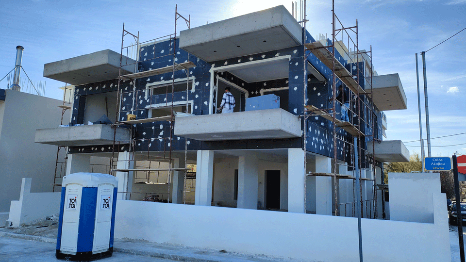 Κατοικία σε διώροφη οικοδομή επί pilotis, με υπόγειο και δώμα  / Κορωπί