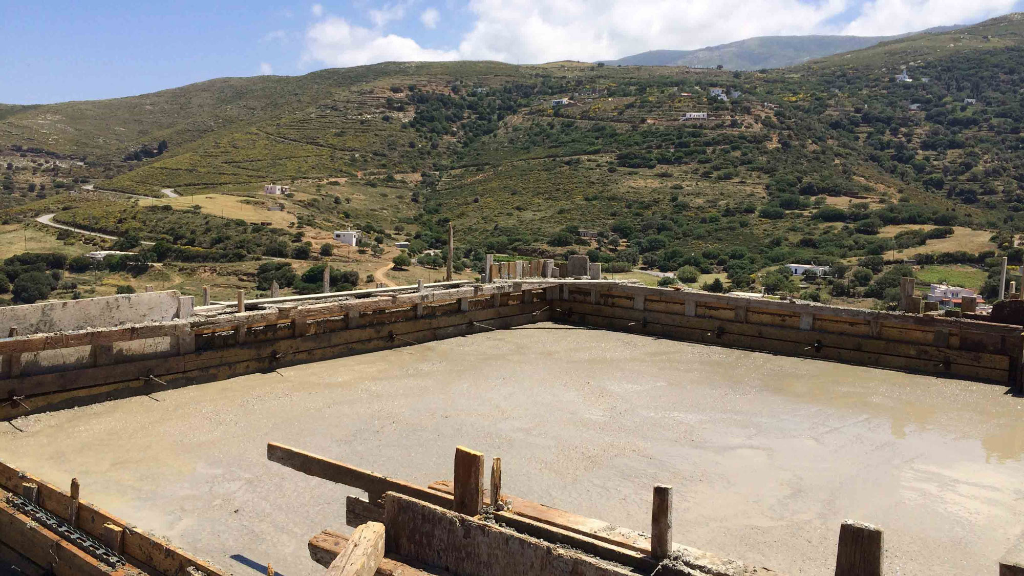 Νέα ισόγεια κατοικία με υπόγειο και πισίνα / Άνδρος