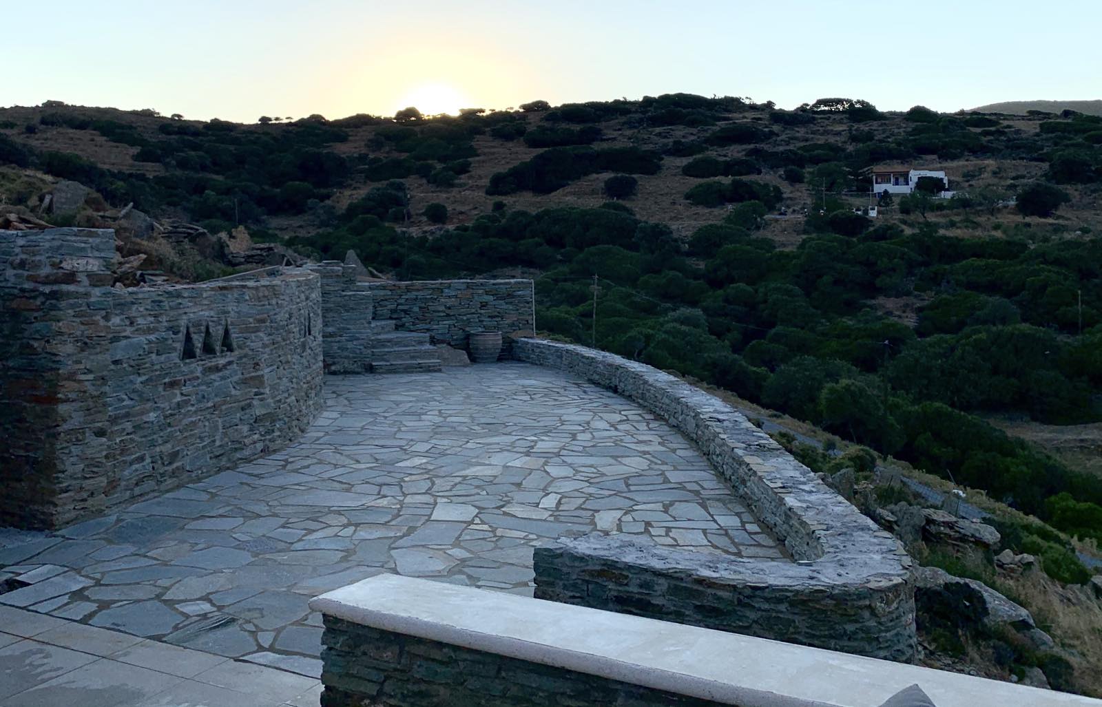 Νέα ισόγεια κατοικία με υπόγειο και πισίνα / Άνδρος