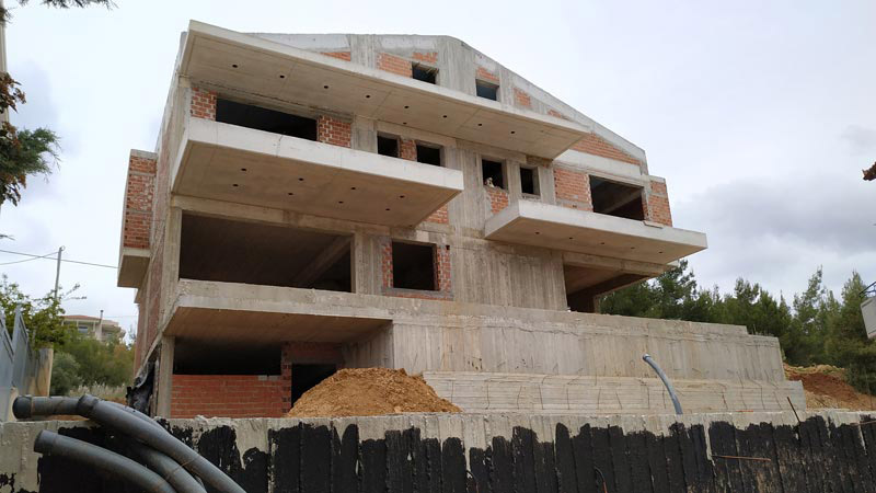 Συγκρότημα δύο νέων κατοικιών με σοφίτα, υπόγειο και πισίνα / Διώνη