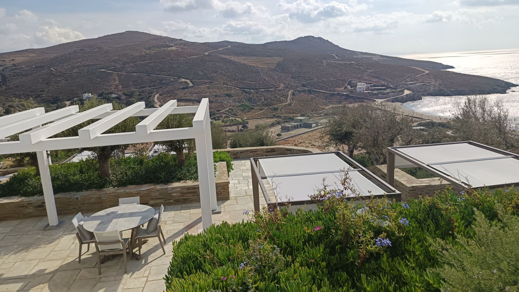 Τέσσερις ισόγειες κατοικίες με υπόγειο και πισίνα / Άνδρος
