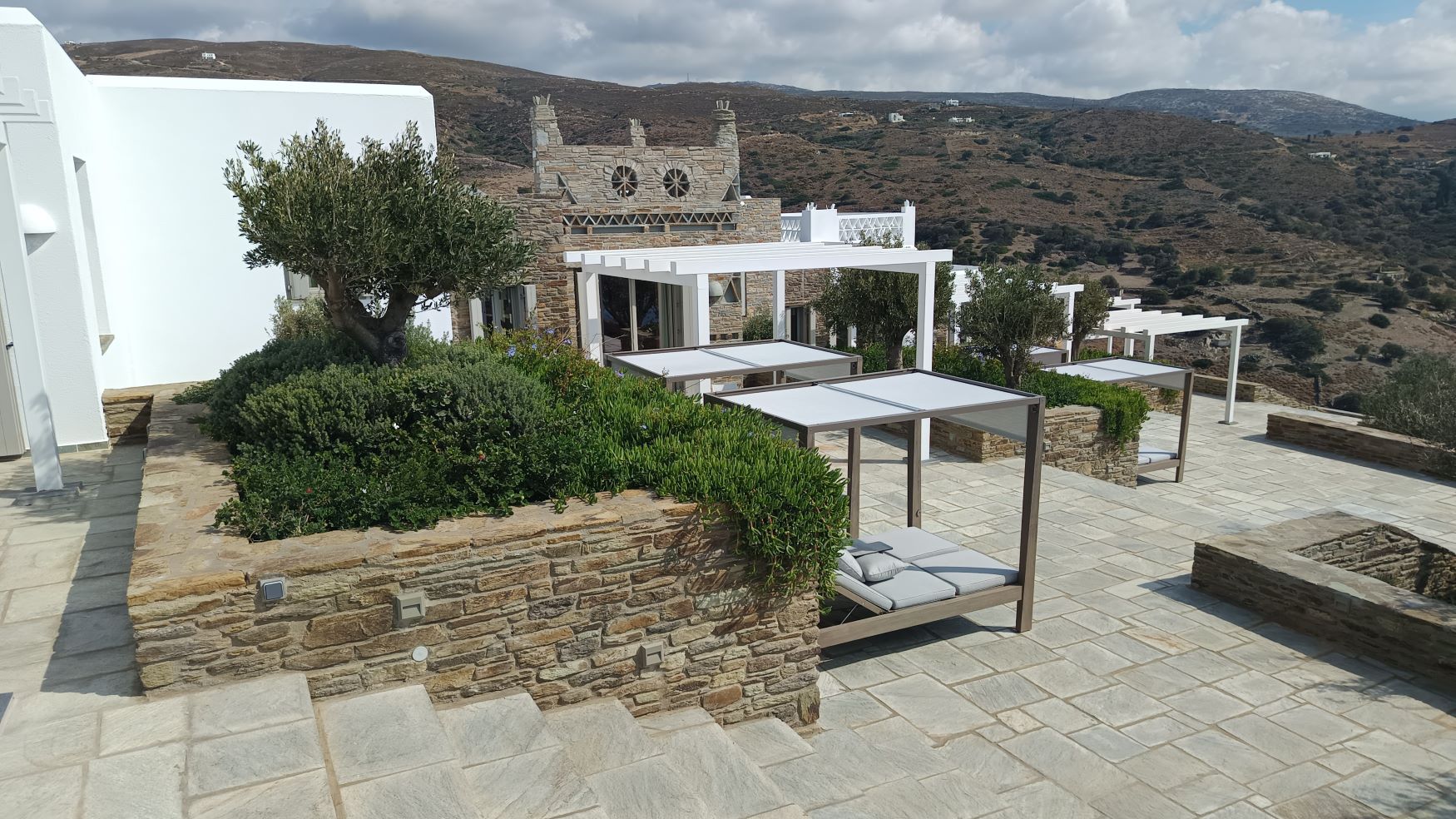 Τέσσερις ισόγειες κατοικίες με υπόγειο και πισίνα / Άνδρος