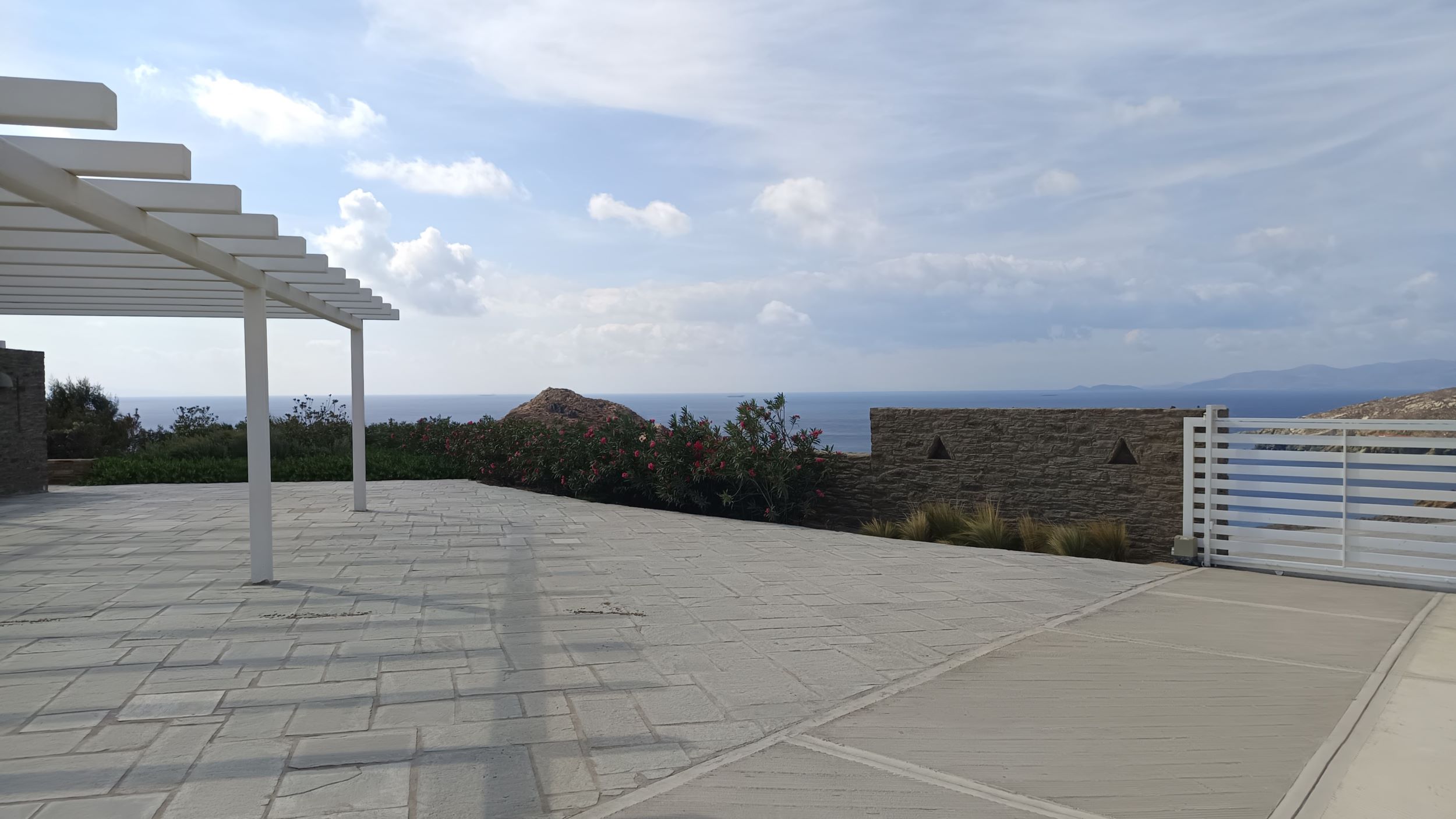 Τέσσερις ισόγειες κατοικίες με υπόγειο και πισίνα / Άνδρος