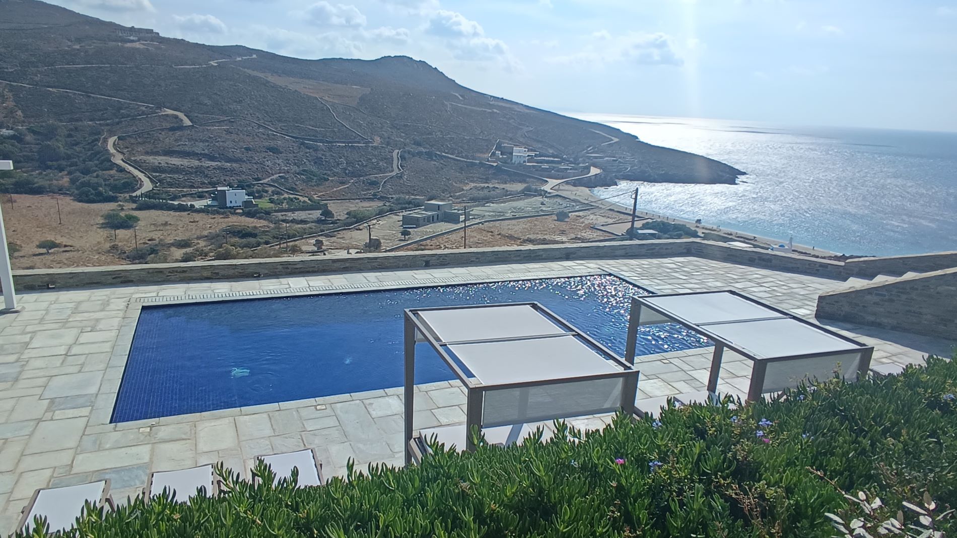 Τέσσερις ισόγειες κατοικίες με υπόγειο και πισίνα / Άνδρος