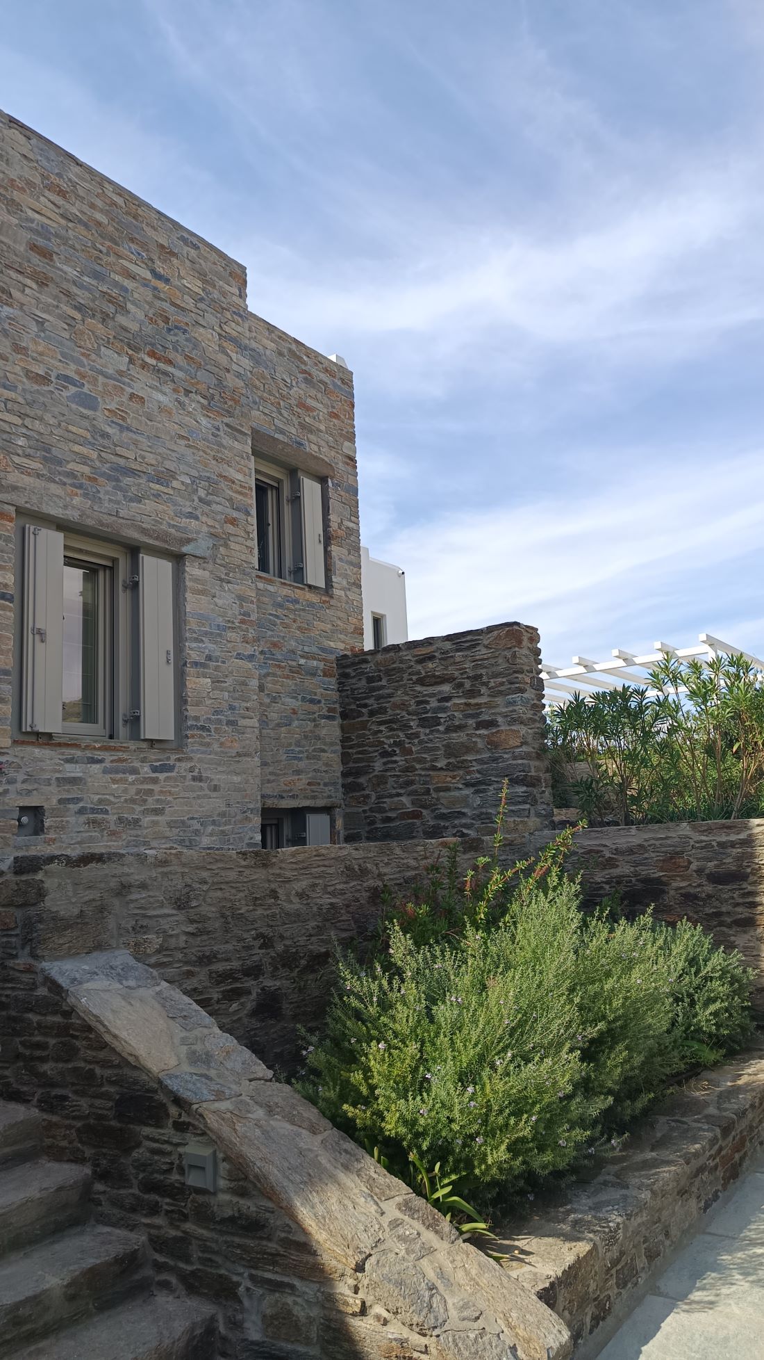Τέσσερις ισόγειες κατοικίες με υπόγειο και πισίνα / Άνδρος