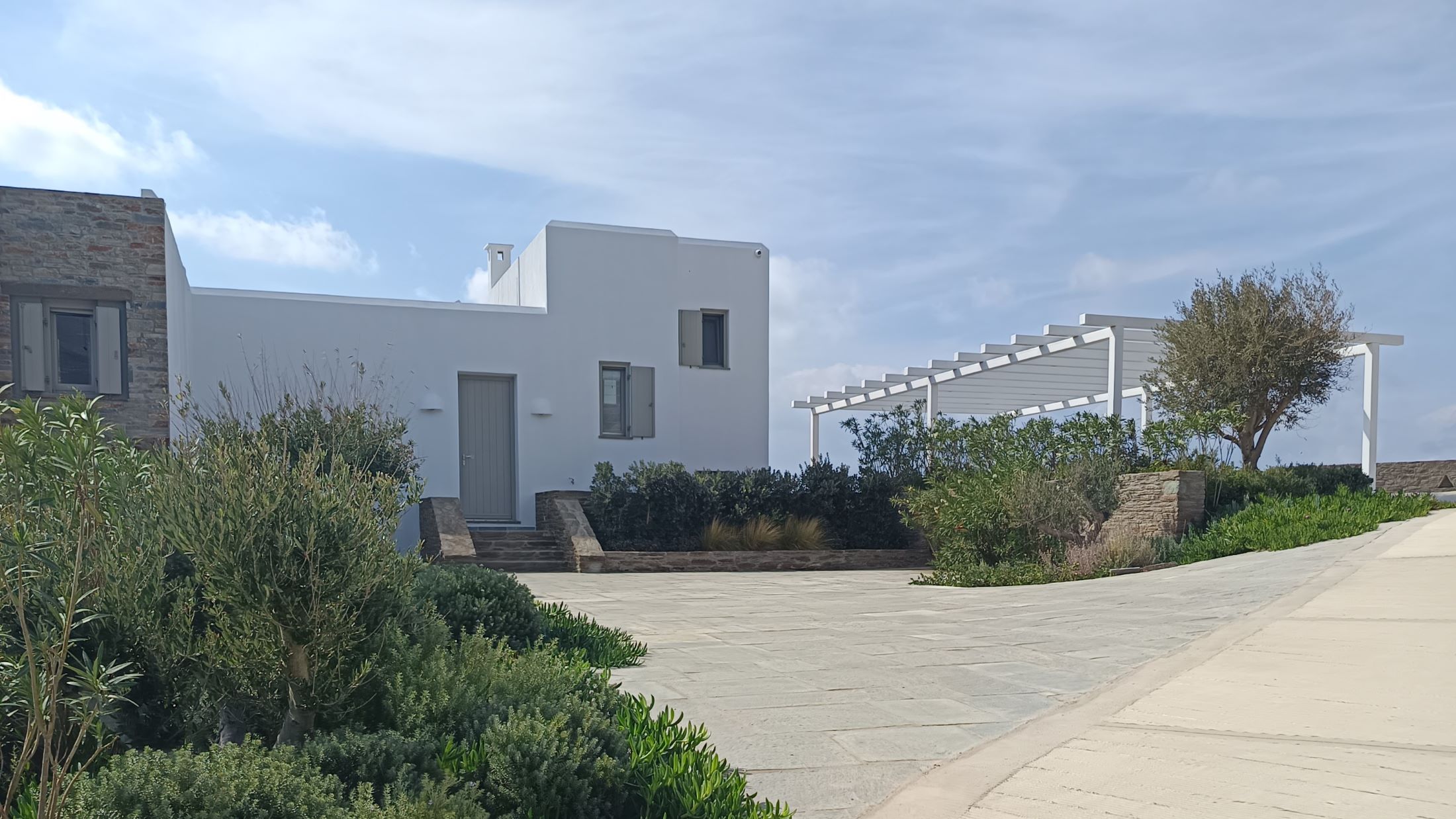 Τέσσερις ισόγειες κατοικίες με υπόγειο και πισίνα / Άνδρος
