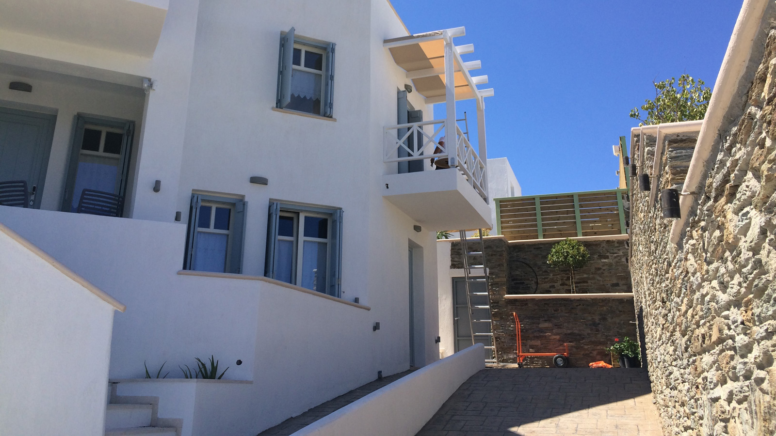Συγκρότημα επιπλωμένων διαμερισμάτων με πολλαπλούς χώρους / Άνδρος