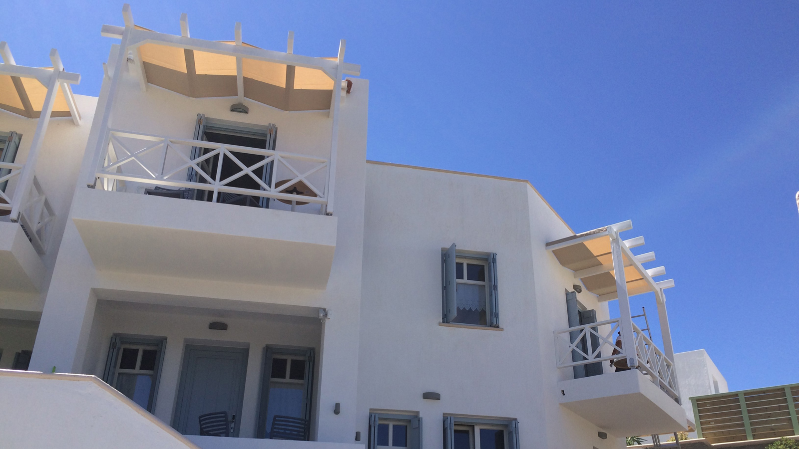Συγκρότημα επιπλωμένων διαμερισμάτων με πολλαπλούς χώρους / Άνδρος