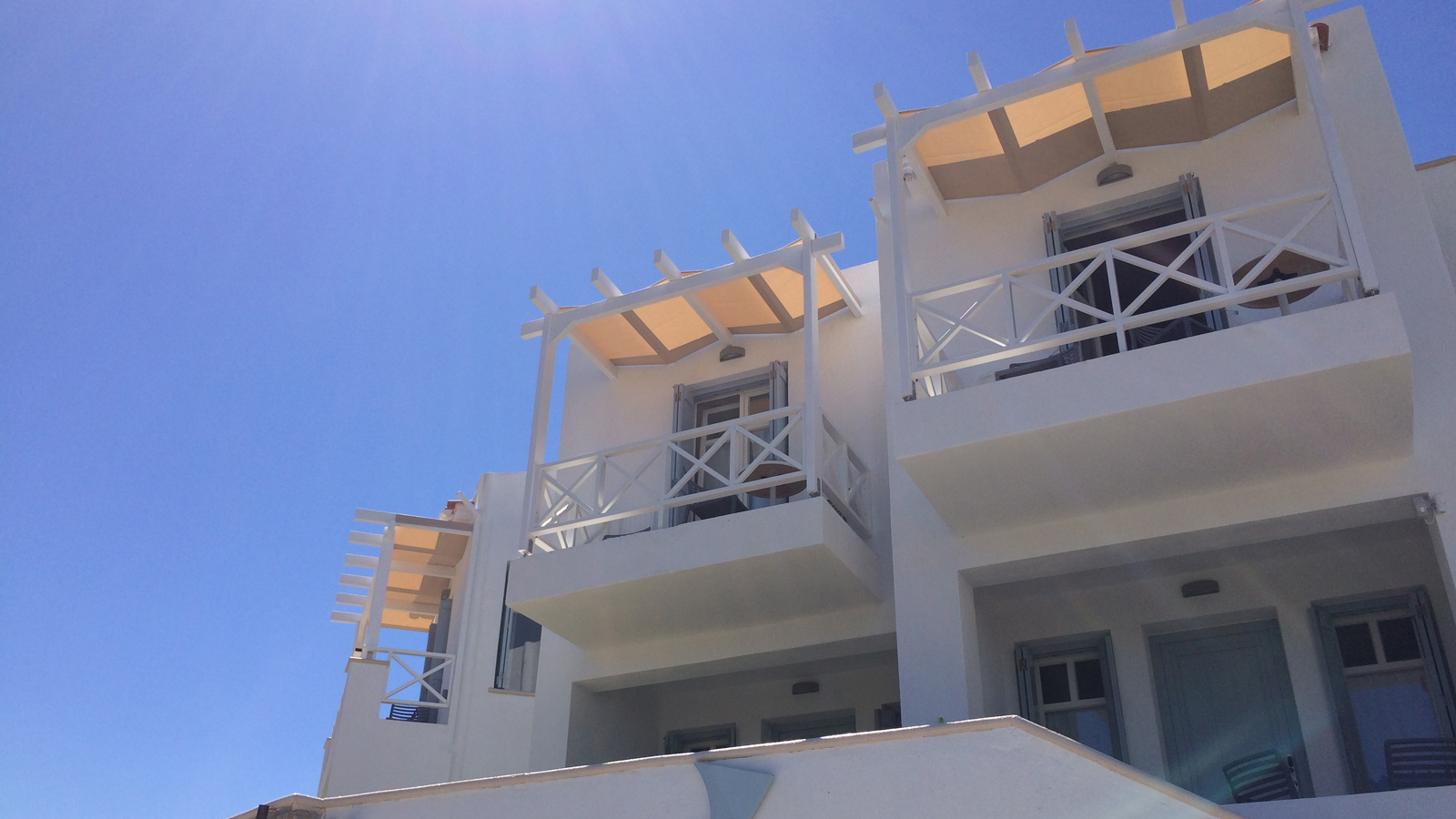 Συγκρότημα επιπλωμένων διαμερισμάτων με πολλαπλούς χώρους / Άνδρος