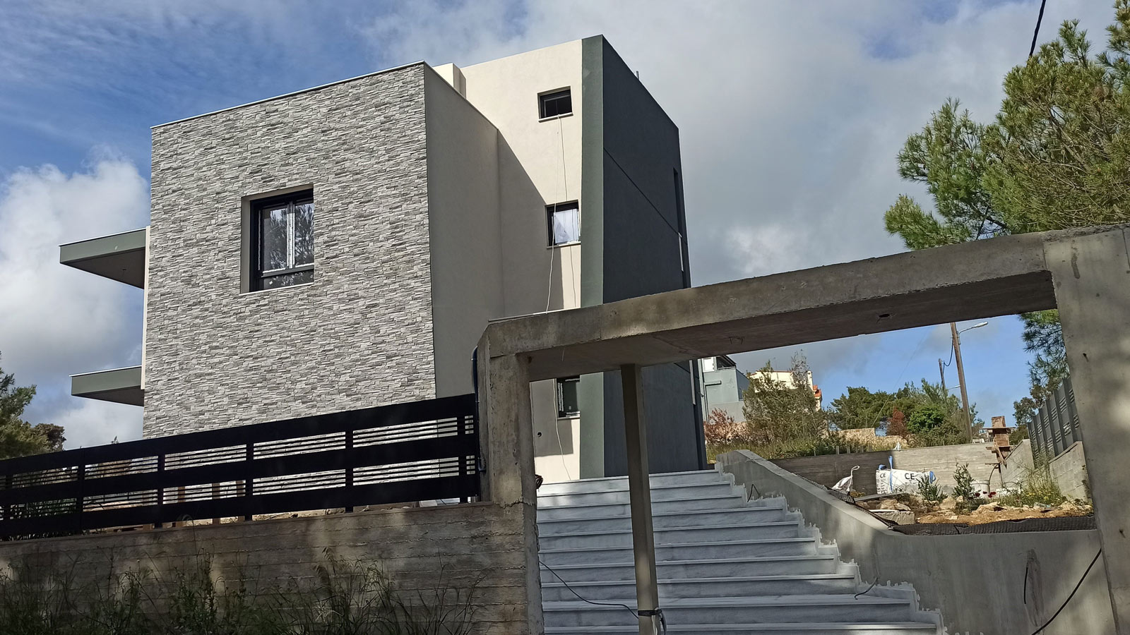 Νέα διώροφη μονοκατοικία με υπόγειο και σοφίτα / Ντράφι Πικερμίου