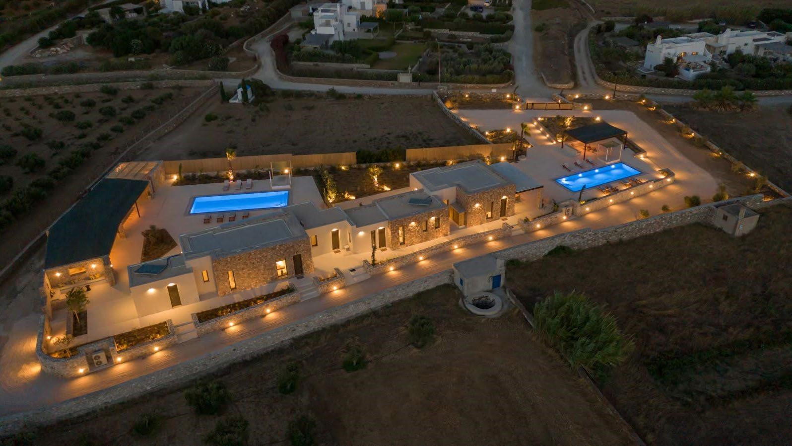 Δύο ισόγειες κατοικίες / ΠΑΡΟΣ